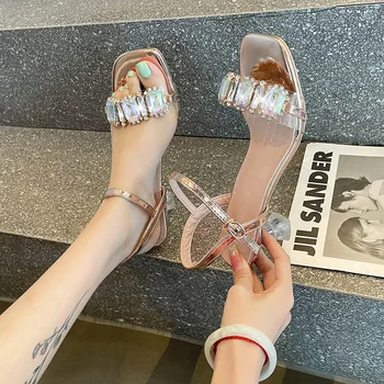 2023 Женские туфли с квадратным носком в Риме с украшением в виде кристаллов, показ мод, женские босоножки на необычных каблуках, босоножки на высоком каблуке ручной работы