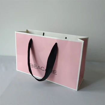 500 шт./лот, розовая сумка для покупок с белой каймой, дизайнерский многоразовый бумажный подарочный пакет с напечатанным черным логотипом