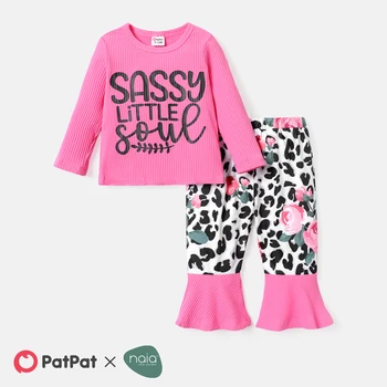Комплект PatPat из 2 предметов: хлопковый топ в рубчик с длинными рукавами и буквенным принтом для девочки и расклешенные брюки с леопардовым принтом